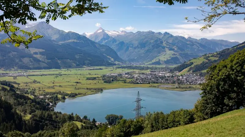 Mit Hund um den Zeller See: Die Seepromenade bei Zell am See