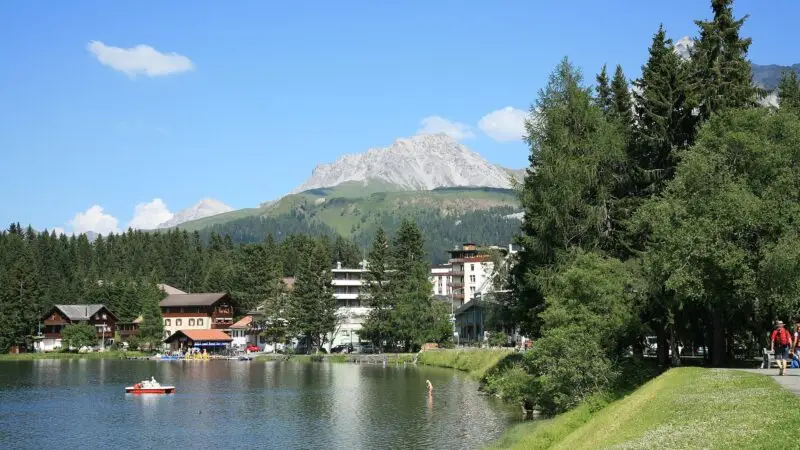 Arosa Obersee-Rundweg: flacher Seespaziergang im Bergdorf - arosa obersee rundweg