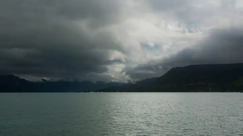 Attersee-Kulturweg: am Ufer von Steinbach nach Weißenbach