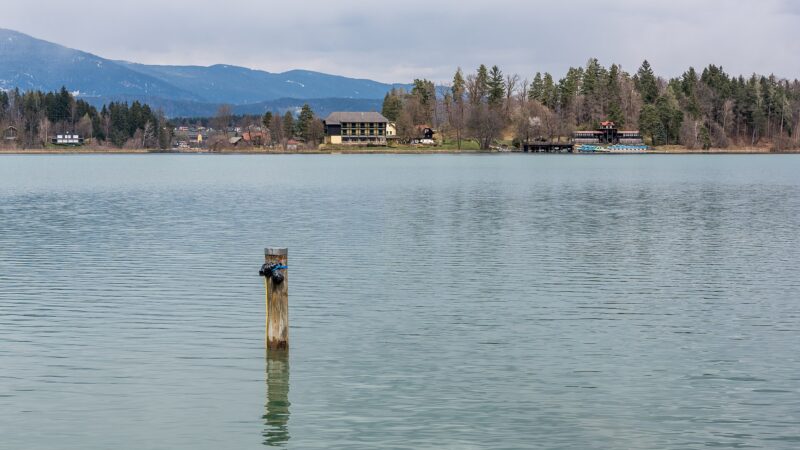 Faaker See: Uferweg am türkisgrünen Badesee