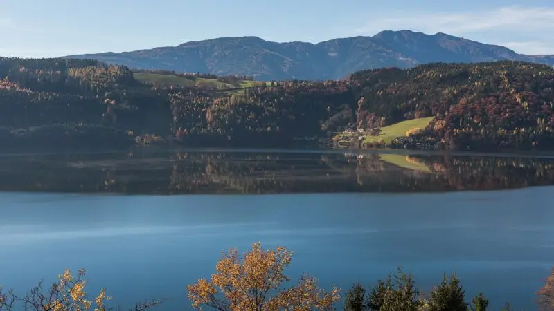 Slow Trail Südufer am Millstätter See: Wurzelpfad mit Wasserberührung