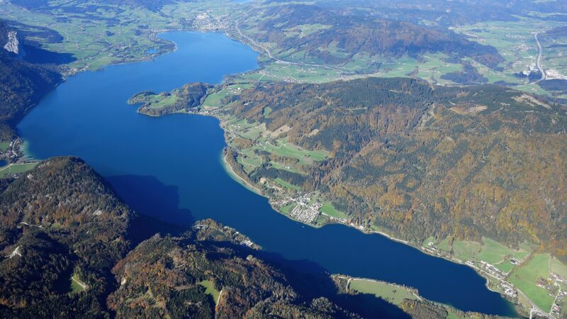 Mondsee: Seepromenade und Uferweg mit Hund
