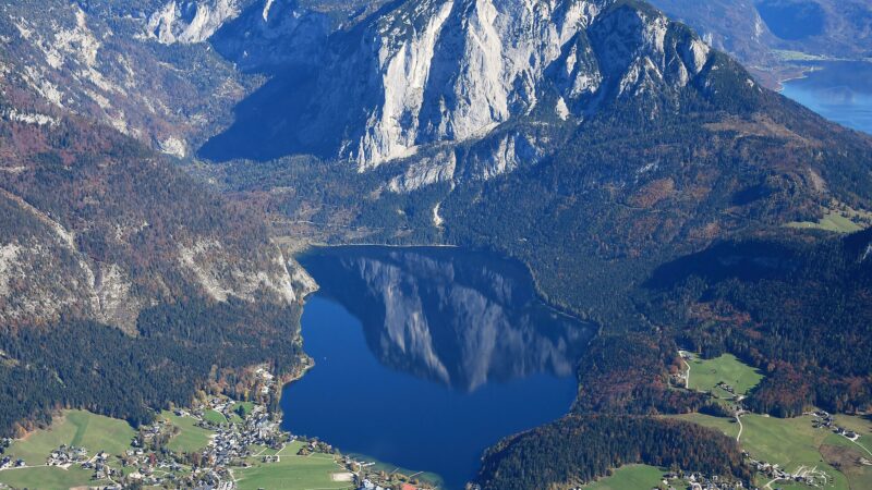 Altausseer See: flacher Seerundweg mit Hund vor der Trisselwand