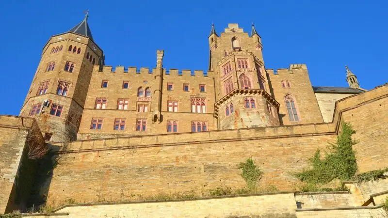 Zollerberg-Runde mit Blick auf Burg Hohenzollern - burg hohenzollern zollerberg runde