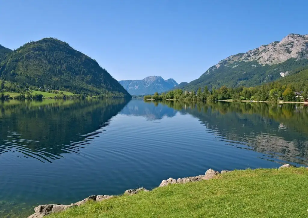Drei-Seen-Tour am Grundlsee: flacher Uferweg, Plätten-Fahrt und Hund an Bord