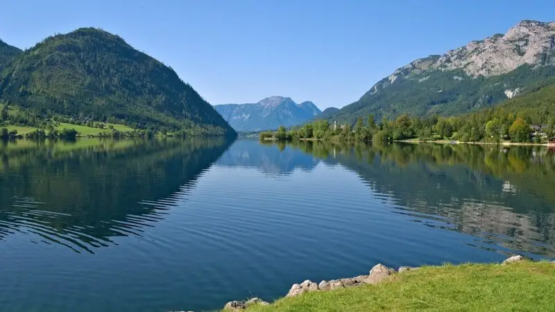 Drei-Seen-Tour am Grundlsee: flacher Uferweg, Plätten-Fahrt und Hund an Bord