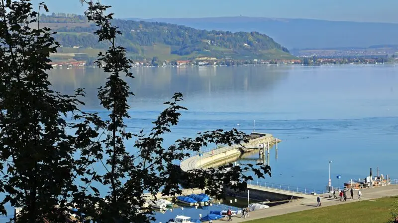 Murtensee: Uferweg, Altstadt und Rebberge am Mont Vully