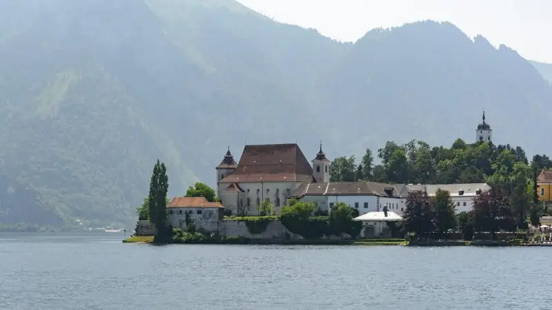 Traunsee bei Traunkirchen: Uferrunde zur Johannesberg-Kapelle mit Hund