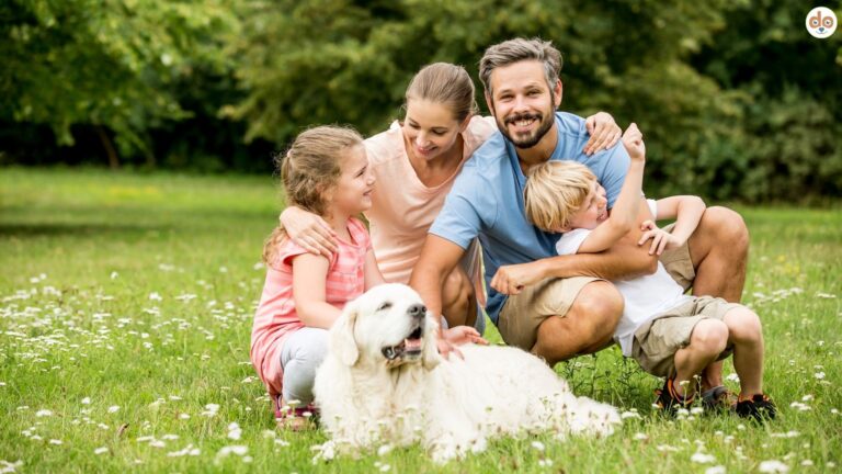 Glückliche Familie mit Hund und Kindern