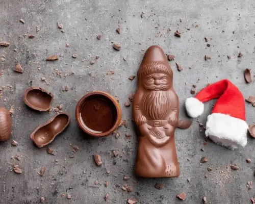 Verschiedene Pralinen und Nikoläuse aus Schokolade