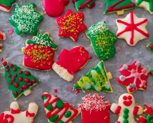 Backblech mit weihnachtlich verzierten Butterplätzchen