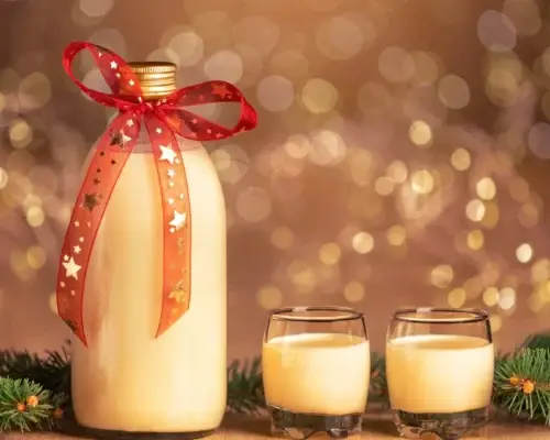 Eierlikör Flasche mit zwei Gläsern