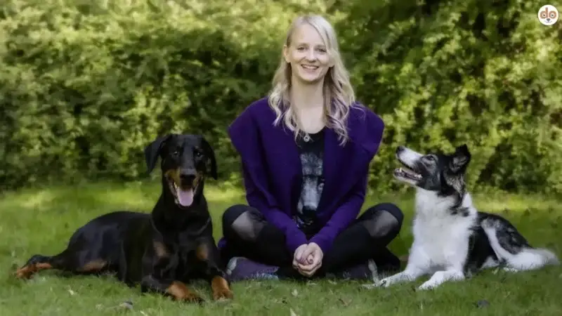 Julia Recker: Hundetraining mit Hundepsychologie, Video-Aufklärung und Fokus Körpersprache