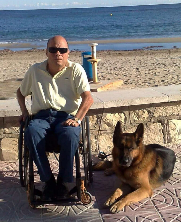 Markus im Rollstuhl mit Deutschem Schäferhund als Alltagspartner und Gebrauchshund