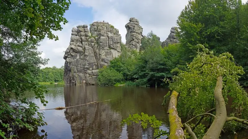 Externsteine bei Horn-Bad Meinberg - 1920px Externsteine von Westen