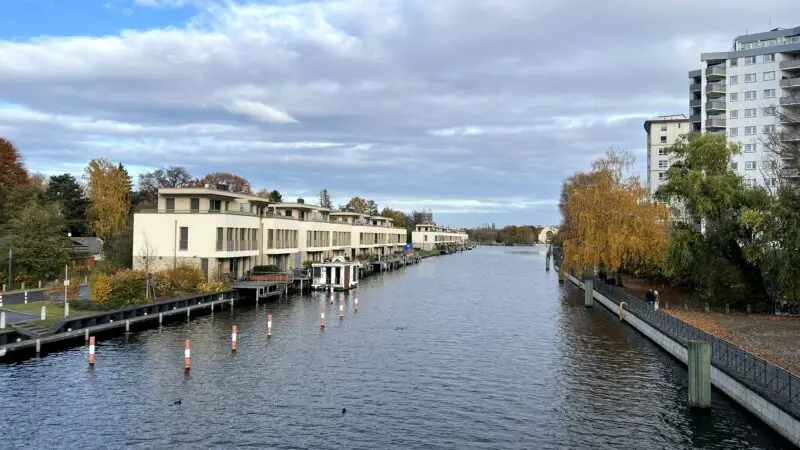 Greenwichpromenade am Tegeler See - Berlin Tegeler HafenbrC3BCcke lub 2023 11 11 img04 Aussicht