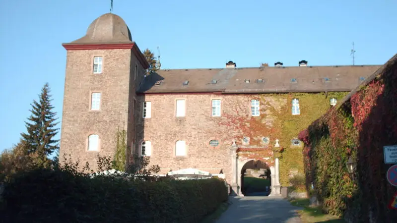 Burg Schnellenberg (Wanderweg A5) - Burg Schnellenberg Torbogen