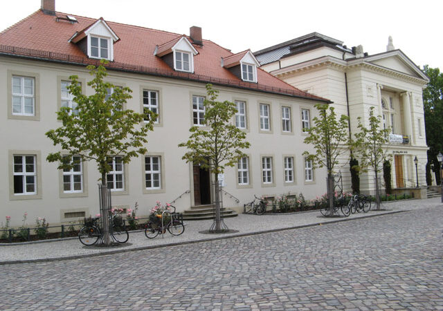 Saaleuferweg Bernburg - Das Carl Maria von Weber Theater geo en.hlipp .de 13603