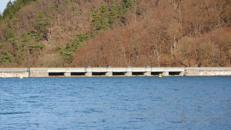 Diemelsee (Hundestrand Marsberg-Helminghausen) - Diemelsee2C SC3BCdseite Staumauer