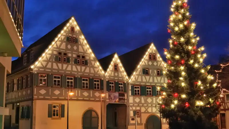 Kräherwald (Stuttgart-Weilimdorf/Botnang) - Dreigiebelhaus Weihnachtsbeleuchtung