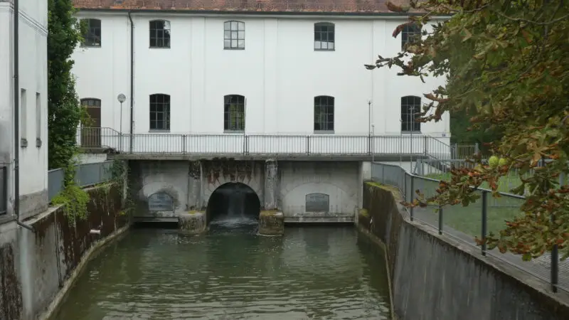 Klostergarten Fürstenfeld - FC3BCrstenfeld2C Ausfluss des Amperkraftwerks2C 1