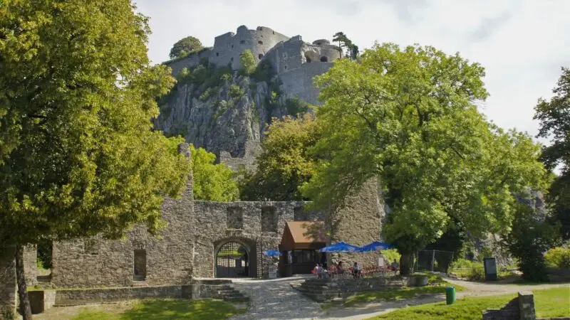 Hohentwiel (Wanderung & Festungsruine) - Festungsruine Hohentwiel Karlstor mit Offizierswohnungen 28Zugang zur Ruine292C im Hintergrund Rondell Augusta 28775204611429