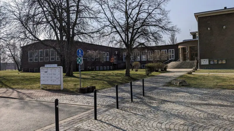 Elsteraue / Elsterradweg (Flussufer) - HauptstraC39Fe 26 28Elsteraue29 AlttrC3B6glitz2C Ansicht Kulturhaus des ehemaligen Hydrierwerk Zeitz