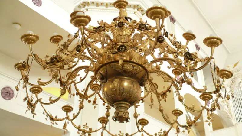 Werraweg / Flussufer Werra bei Hildburghausen - Hildburghausen Altstadt Christuskirche Kronleuchter unter der Kuppel