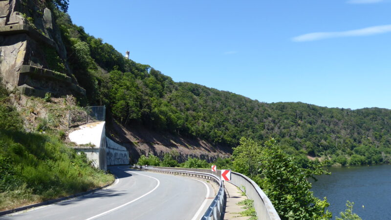 Harkortsee (Uferweg & Ruhrhöhenweg XR) - KaiserstraC39Fe und Felsen am Harkortsee