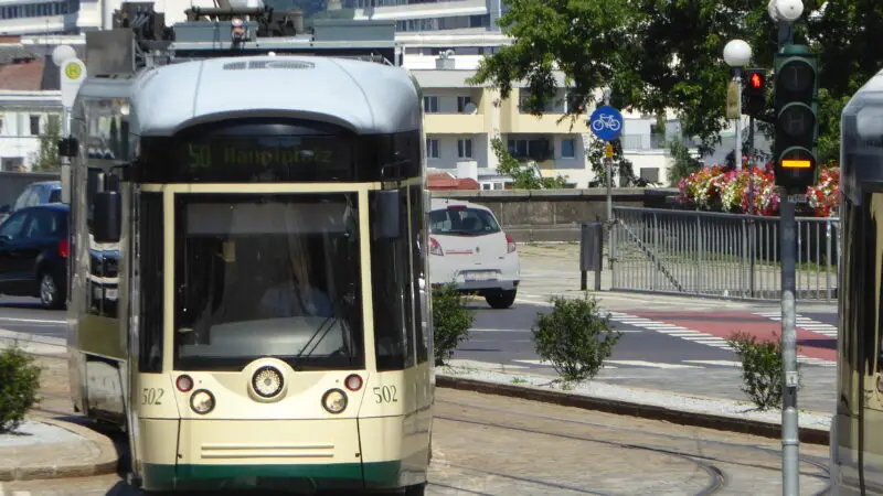 Traunauen bei Ebelsberg - Linz2C PC3B6stlingbergbahn wendet am Hauptplatz2C 2