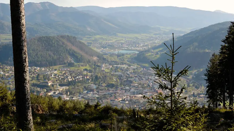 Wanderweg Mürzzuschlag – Beeralpl (Waldwanderung mit Flusspassagen) - MC3BCrzzuschlag von oben