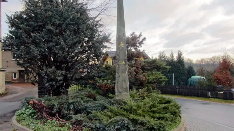 Klosterpark Altzella / Nossen - Nossen Kursaechs Ganzmeilensaeule