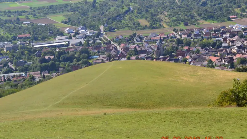 Burg Teck (Wanderweg ab Owen) - Owen vom Parkplatz aus panoramio