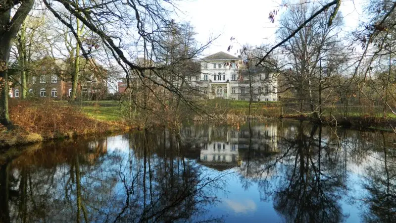 Berner Au (Grünzug & Wanderweg) - Parkteich vor dem Berner Schloss panoramio