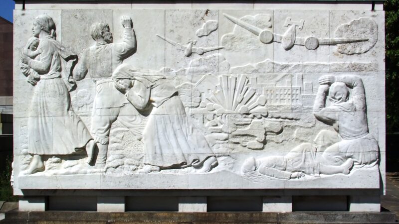 Treptower Park & Plänterwald - Sowjetische Ehrenmal im Treptower Park Sarkophag 1