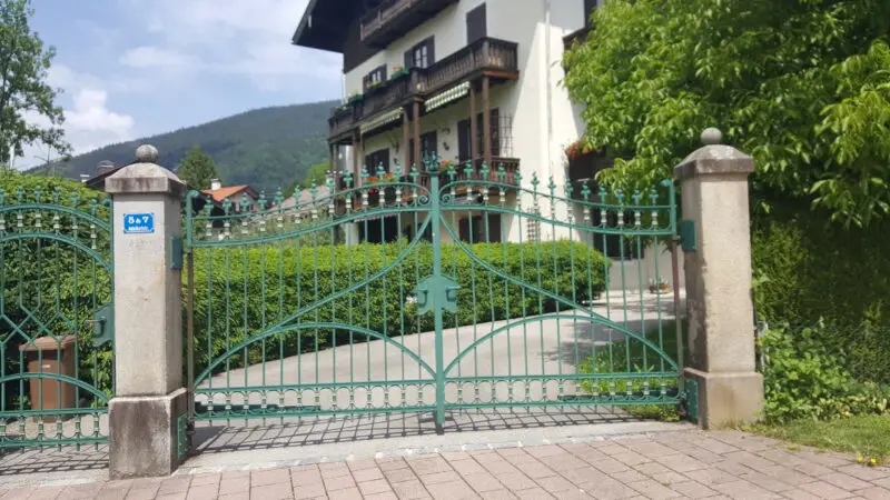 Tegernseer Höhenweg (Rundwanderweg Gmund–Tegernsee) - Tegernsee2C AdelhofstraC39Fe 7 E28094 Vorders Einfahrtstor