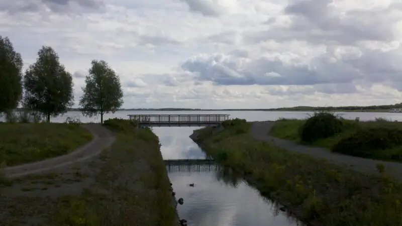 Großer Goitzschesee (Naherholungsgebiet & Wanderwege), Bitterfeld-Wolfen - Uferseitige SeepromenadenbrC3BCcke am GroC39Fen Goitzschesee Westende in Bitterfeld im September 2017
