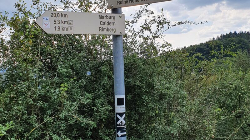 Lahnuferweg / Lahnwanderweg (Marburg) - Wegweiser DAU.102 Abzweig Lahnwanderweg