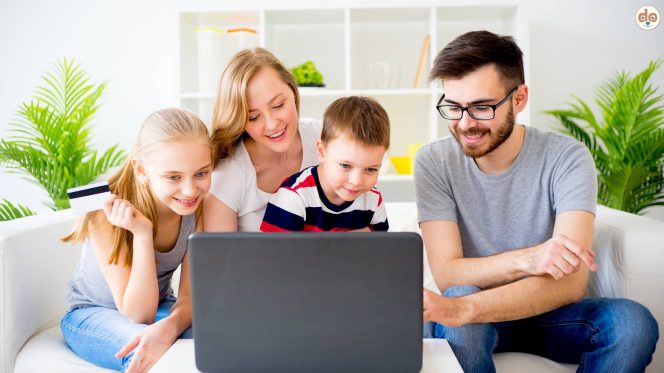 Familie sucht über Laptop online