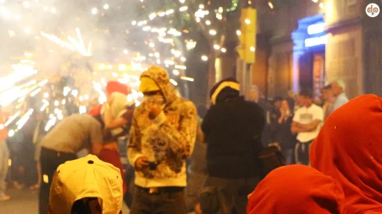 Feuerwerk zwischen Menschen