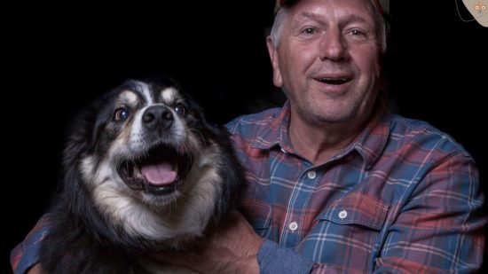 Älterer Mann mit Hund glücklich